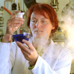 Frau prüft Flüssigkeit 