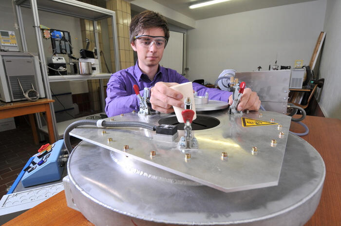 Mikrowellenofen für Labor­versuche zur Siliziumgewinnung 