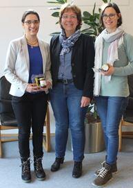Verabschiedung von Katrin Anneser (links) und Ronja Ritthaler-Andree (rechts) auf dem Sprechertreffen am 09.02.2018 in Osnabrück durch Dr. Hedda Schlegel-Starmann © Deutsche Bundesstiftung Umwelt
