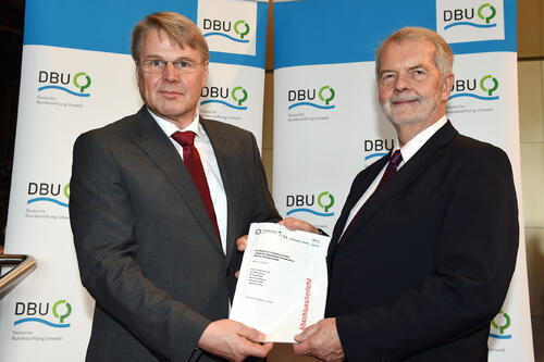 Bottermann und Hennicke Übergabe Energierat-Urkunde © DBU/Himsel