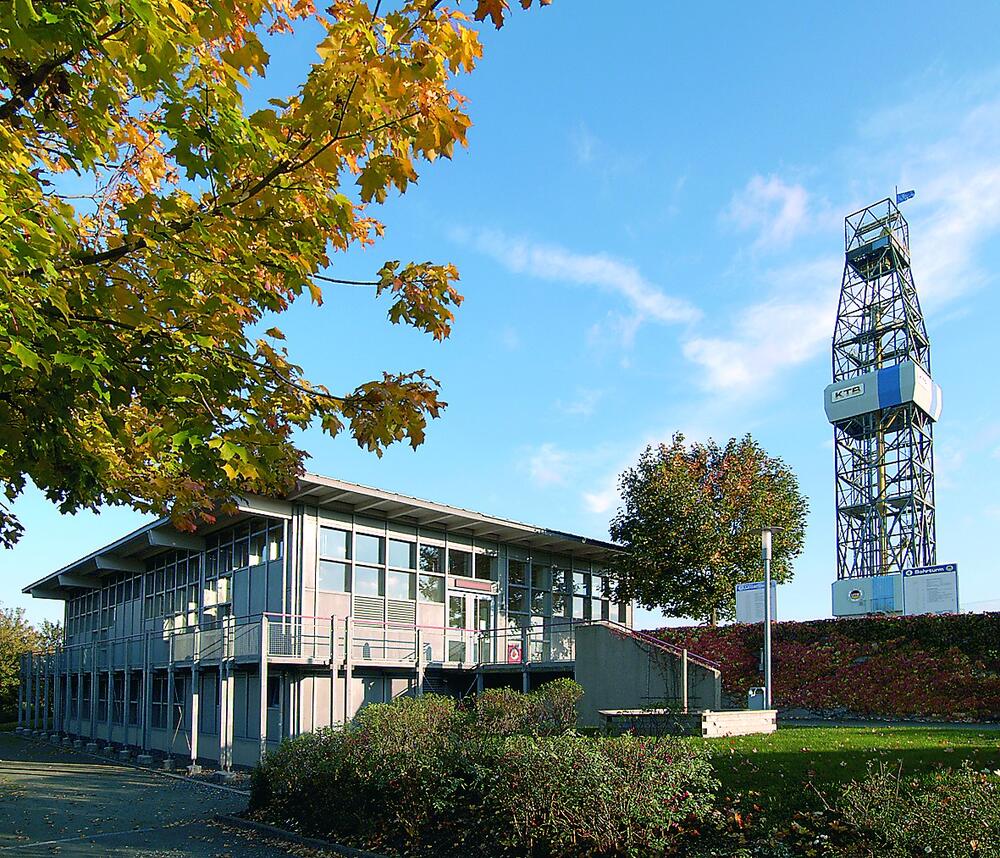 Geo-Zentrum mit Bohrturm 
