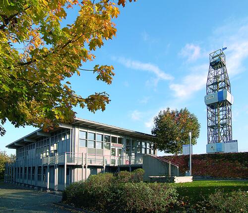 Geo-Zentrum mit Bohrturm 