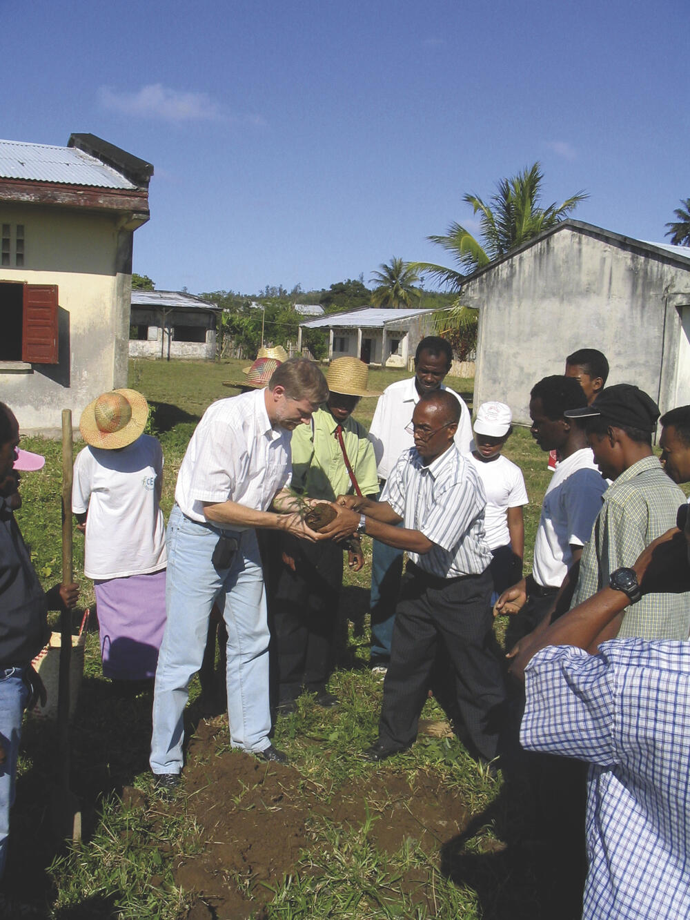 Die beiden Schulleiter aus Sögel und Brickaville pflanzen symbolisch gemeinsam einen Baum. 