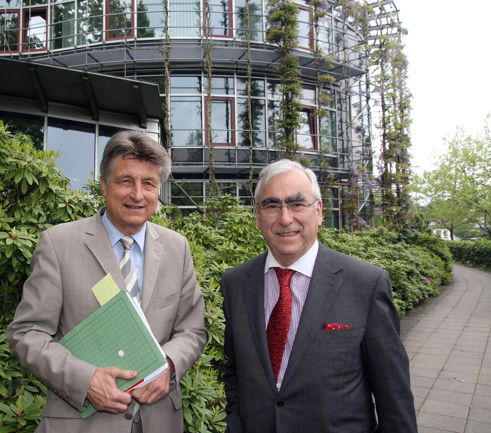 DBU-General­sekretär Dr.-Ing. E. h. Fritz Brickwedde (links) und Dr. Theo Waigel 