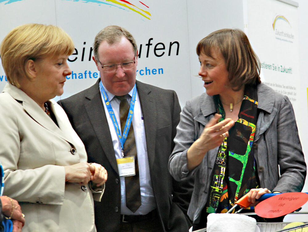 Bundeskanzlerin Angela Merkel (links) mit der Präses der Evangelischen Kirche von Westfalen, Annette Kurschus (rechts) und Projektvertretern © Ev. Kirche von Westfalen