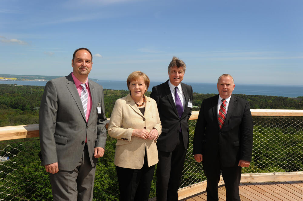 Bernd Bayerköhler, Vorstandssprecher der Erlebnis Akademie, Bundeskanzlerin Dr. Angela Merkel, DBU-Generalsekretär Dr.-Ing. E. h. Fritz Brickwedde 
und der Umweltminister von Mecklenburg-Vorpommern, Dr. Till Backhaus 