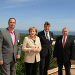 Bernd Bayerköhler, Vorstandssprecher der Erlebnis Akademie, Bundeskanzlerin Dr. Angela Merkel, DBU-Generalsekretär Dr.-Ing. E. h. Fritz Brickwedde und der Umweltminister von Mecklenburg-Vorpommern, Dr. Till Backhaus 