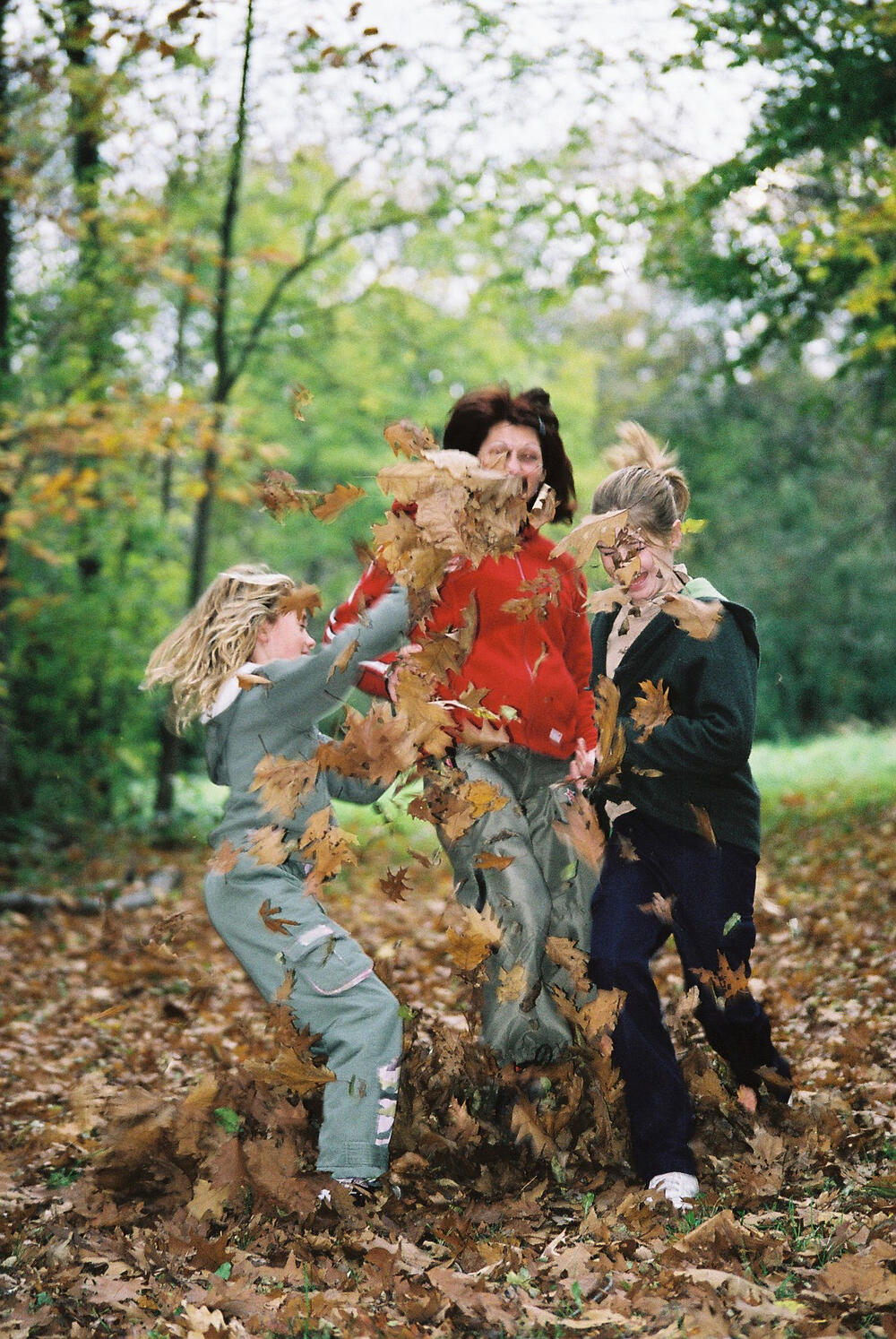 Kinder im Herbstlaub © Fotolia: Laurent Challencin