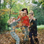 Kinder im Herbstlaub © Fotolia: Laurent Challencin