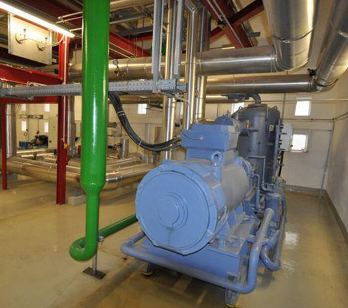 Blick in den Wärmepumpenraum des Mälzereibetriebes 