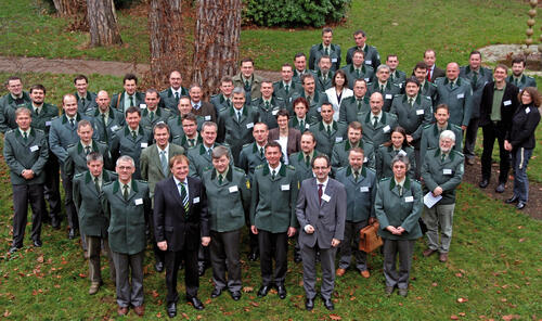Grün wie ihre Aufgabe: 50 Mitarbeiter der Sparte Bundesforst zu Gast bei der DBU. 