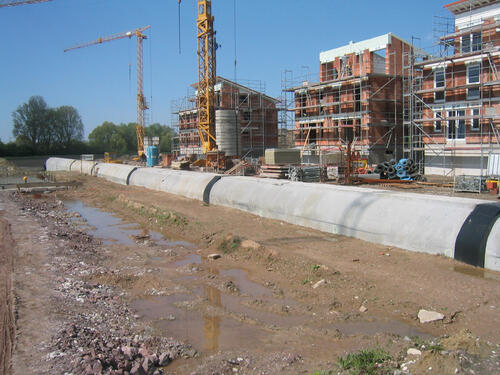 Außenansicht des Infrastrukturkanals während der Bauphase 