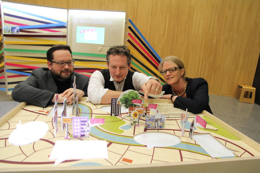 Risks and side effects for humans and the planet at a glance: Dr. Eckart von Hirschhausen (centre) with Dr. Lilian Busse (German Environmental Agency) and DBU General Secretary Alexander Bonde at the new exhibition © Prof. Dr. Markus Große Ophoff (DBU)