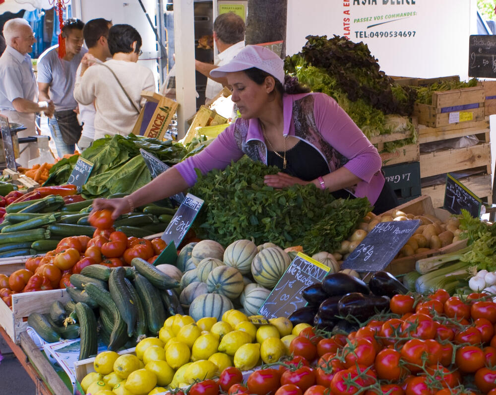 Marktstand mit Gemüse &copy; Andreas Lettow/ piclease