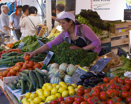 Marktstand mit Gemüse &copy; Andreas Lettow/ piclease