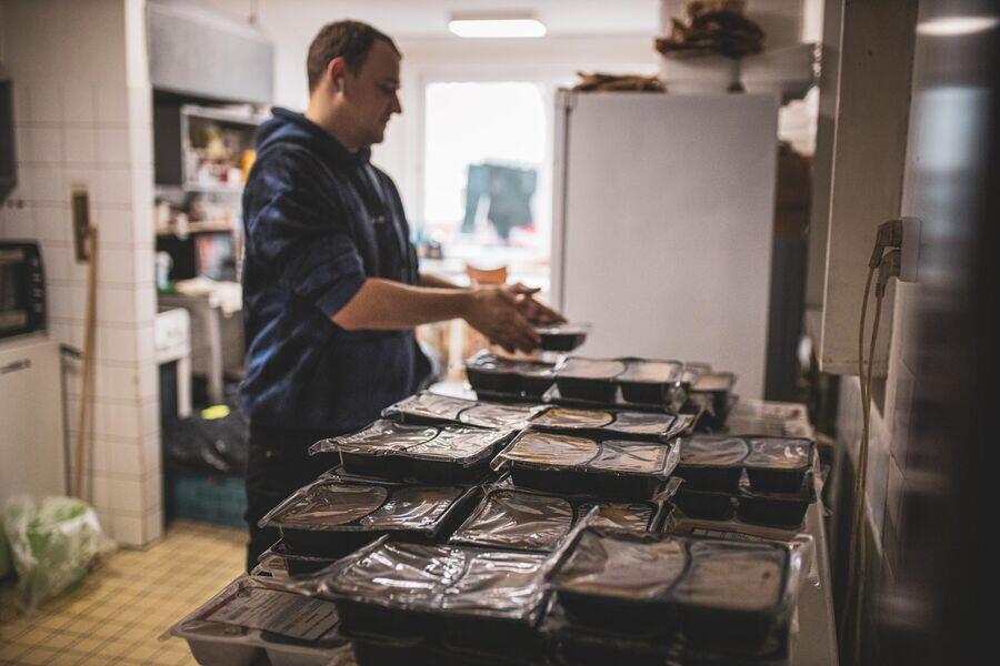 Das Projekt nutzt einen mehrphasigen Ansatz, um Lebensmittel aus der Gastronomie schnell an wohltätige Organisationen zu verteilen.  © Zachran jídlo