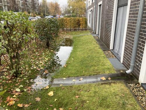 Mulde nach Starkregen - Zuleitung vom Dach (Berlin Marzahn) © Ingenieurgesellschaft Prof. Dr. Sieker mbH