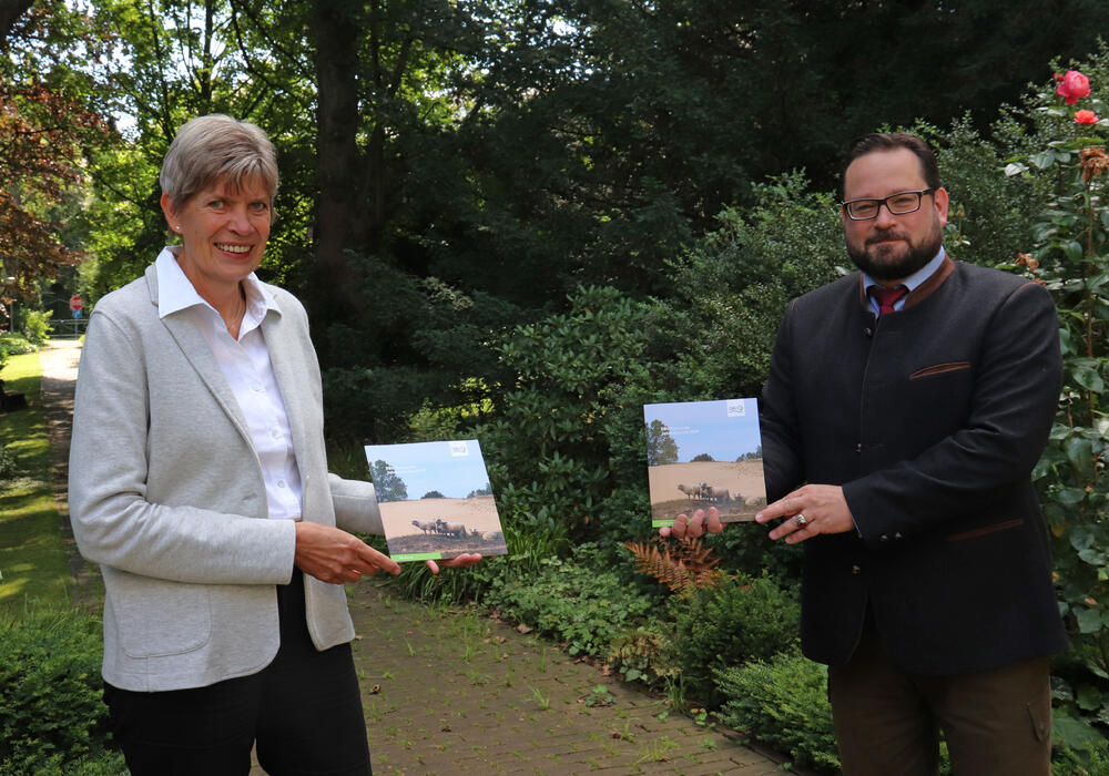 Susanne Belting (l.), Fachliche Leiterin im DBU Naturerbe, und DBU-Generalsekretär Alexander Bonde © Deutsche Bundesstiftung Umwelt