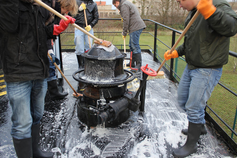 Einsatz von Reinigungsmitteln im Rahmen eines Lehrgangs 
