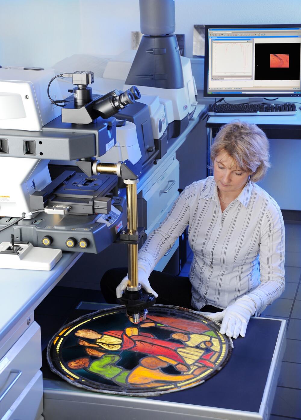 Forscherin am IR-Sepktrometer &copy; K. Dobberke für Fraunhofer ISC