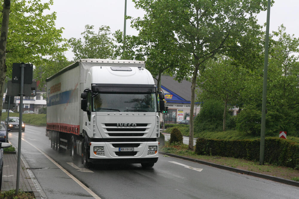 LKW auf Straße - möglicher Einsatzort der neuen Kälteanlagen 