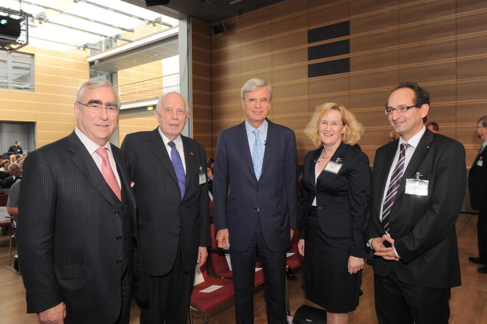 Bundesfinanzminister a. D. Dr. Theo Waigel, Bundesbankpräsident i. R. Prof. Dr. Hans Tietmeyer, Unternehmer Dr. Michael Otto, AiF-Haupt­geschäfts­führerin Prof. Dr. Stefanie Heiden und DBU-Abteilungsleiter Michael Dittrich 