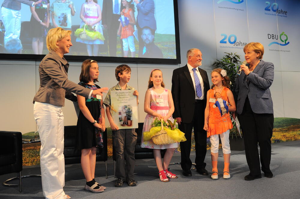 Kräuter und ein Kochbuch für Bundeskanzlerin Dr. Angela Merkel (r.) überreichten die Schüler Lara Götze, Marvin Greiner, Holly Scheler und Gina-Maria Töpfer 