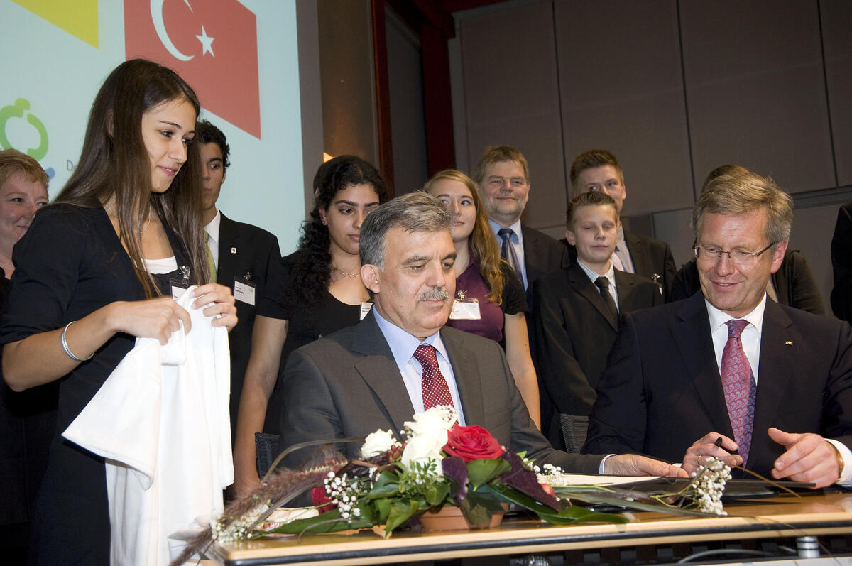 türkische Staatspräsident Abdullah Gül (Mitte) und Bundespräsident Christian Wulff (rechts)  