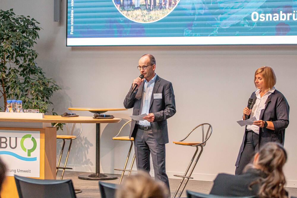 Jubiläumsveranstaltung 2022: Dr. Hans-Christian Schaefer und Dr. Nicole Freyer-Wille  © DBU, Andreas Dannhauer