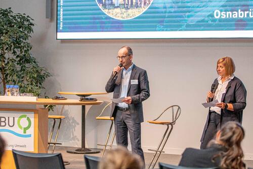 Jubiläumsveranstaltung 2022: Dr. Hans-Christian Schaefer und Dr. Nicole Freyer-Wille  © DBU, Andreas Dannhauer