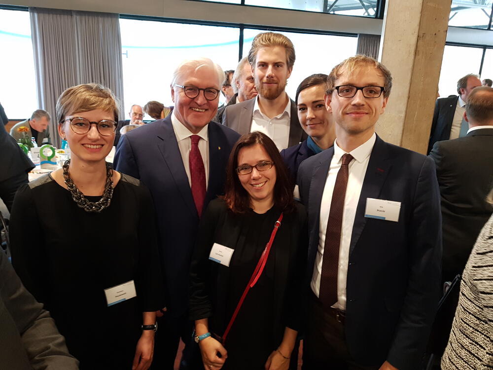Verleihung des Deutschen Umweltpreises 2017 in Braunschweig (v.l.n.r. Kathleen Pauleweit, Bundespräsident Frank-Walter Steinmeier, Jenny Lay-Kumar, Pit Yannick Podleschny, Barbara Wittmann, Nils Stanik © Nils Stanik