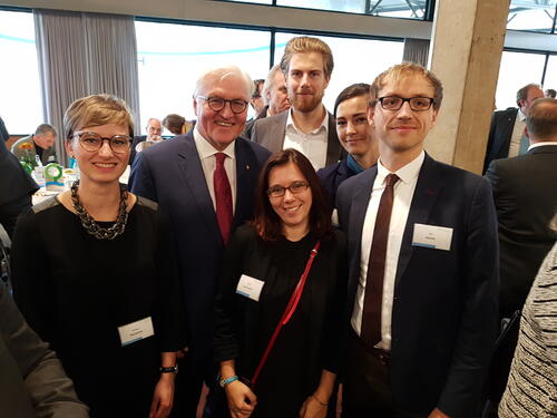 Verleihung des Deutschen Umweltpreises 2017 in Braunschweig (v.l.n.r. Kathleen Pauleweit, Bundespräsident Frank-Walter Steinmeier, Jenny Lay-Kumar, Pit Yannick Podleschny, Barbara Wittmann, Nils Stanik © Nils Stanik