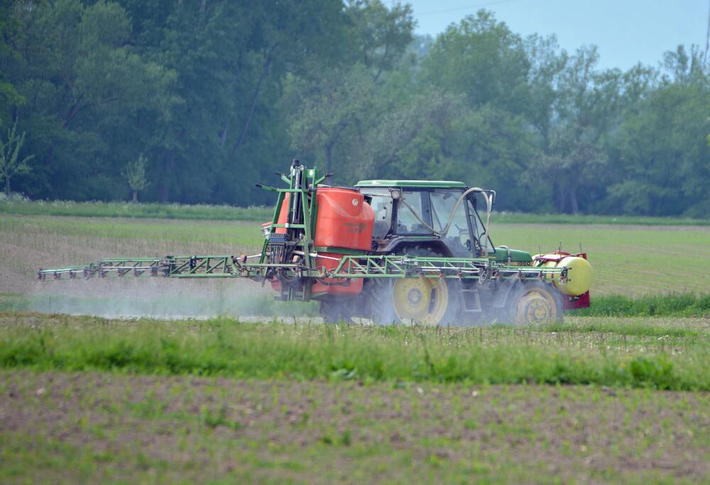 Verteilung von Pestiziden auf einem Feld © August Falkner/piclease