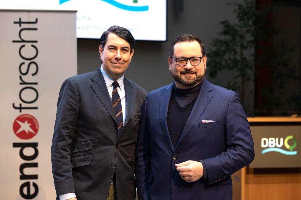 Dr. Daniel Giese von der Stiftung Jugend forscht e. V. und DBU-Generalsekretär Alexander Bonde (r.) © Felix Teupe