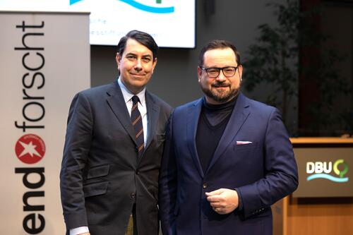 Dr. Daniel Giese von der Stiftung Jugend forscht e. V. und DBU-Generalsekretär Alexander Bonde (r.) © Felix Teupe