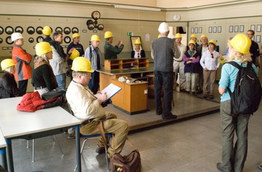 Bürger bei einer Exkursion zum Themenschwerpunkt Biodiversität im Isar-Naturschutzgebiet und Kraftwerk Mühltal © DIE UMWELT-AKADEMIE e. V.
