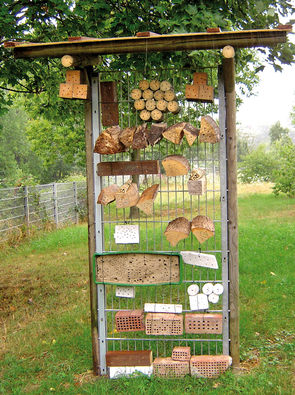 Das Wildbienenhotel: im Wesentlichen von Kindergartenkindern gestaltet 