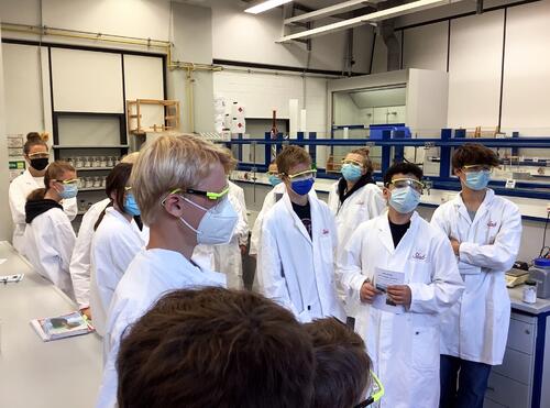 Die Schülergruppe des Ruhr-Gymnasiums Witten beim Besuch im Schülerlabor der Ruhr Universität Bochum. © T. Schröder, Witten