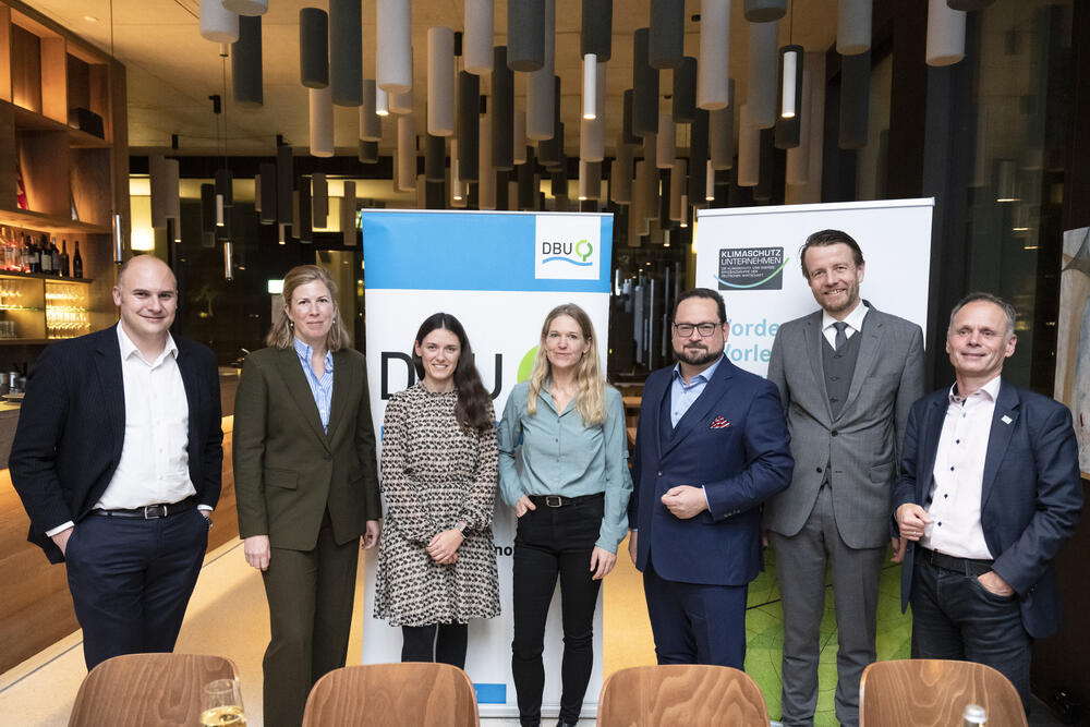 Im Austausch (v.l.n.r.): KSU-Geschäftsführer Philipp Andree, Dr. Anne-Marie Großmann, Mitglied der Geschäftsführung der GMH-Gruppe, Annika Roth, Geschäftsführerin Blechwarenfabrik Limburg, Antje von Dewitz, Geschäftsführerin VAUDE und von der DBU: Ge © Hans-Christian Plambeck