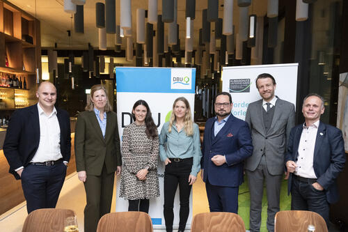 Im Austausch (v.l.n.r.): KSU-Geschäftsführer Philipp Andree, Dr. Anne-Marie Großmann, Mitglied der Geschäftsführung der GMH-Gruppe, Annika Roth, Geschäftsführerin Blechwarenfabrik Limburg, Antje von Dewitz, Geschäftsführerin VAUDE und von der DBU: Ge © Hans-Christian Plambeck