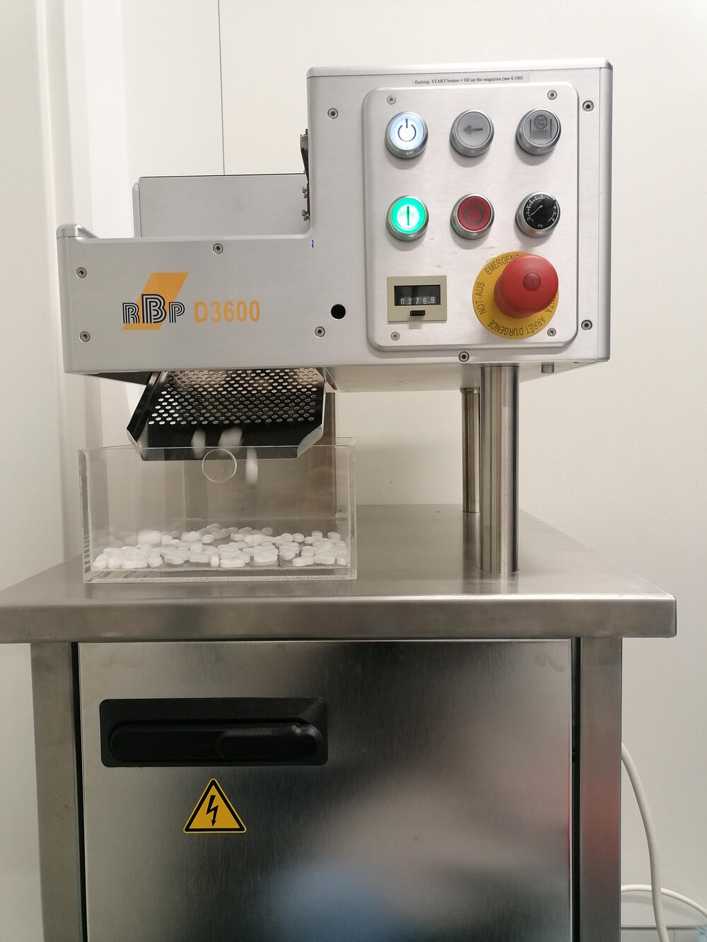 Global Recycling Day: Entblistermaschine © Luca-Sophie Schuster und Luca Drees