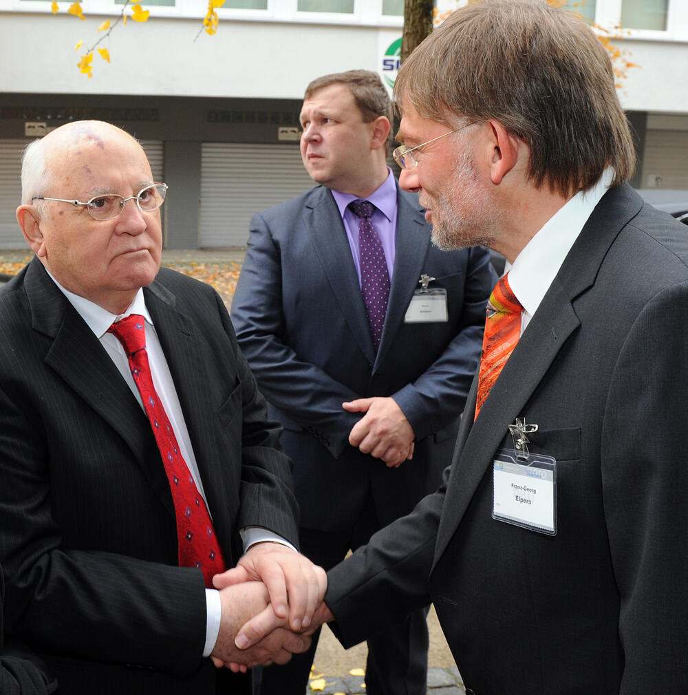 Ex-Staatspräsidenten der ehem. Sowjetunion, Michail Gorbatschow und DBU-Pressechef Franz-Georg Elpers (r.) © DBU/Himsel