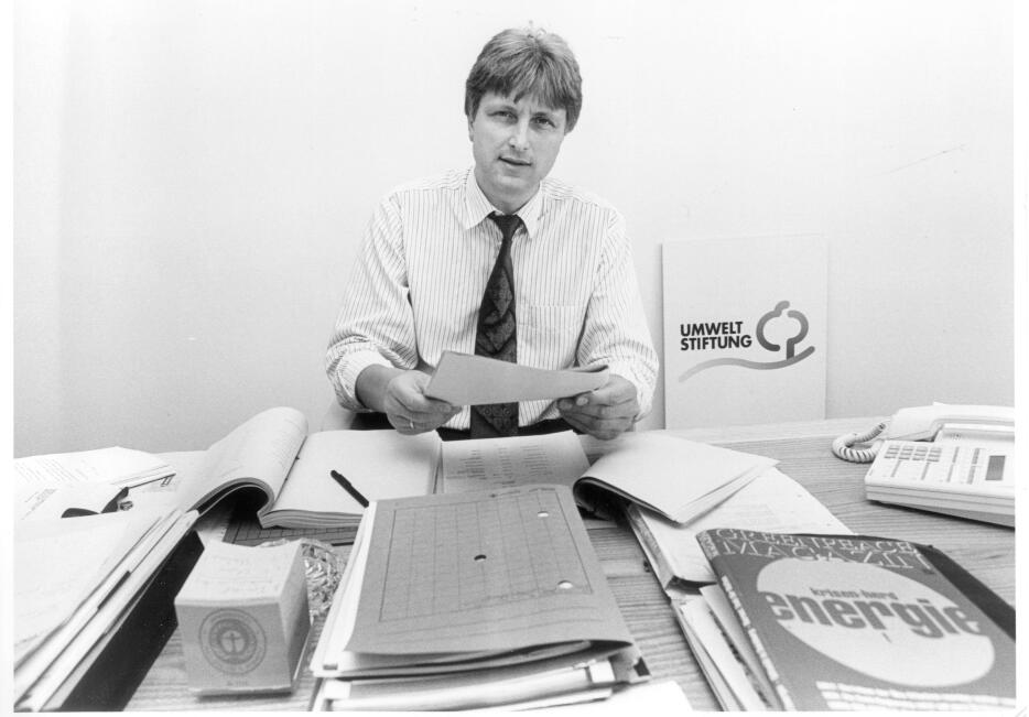 Brickwedde an seinem ersten Schreibtisch 