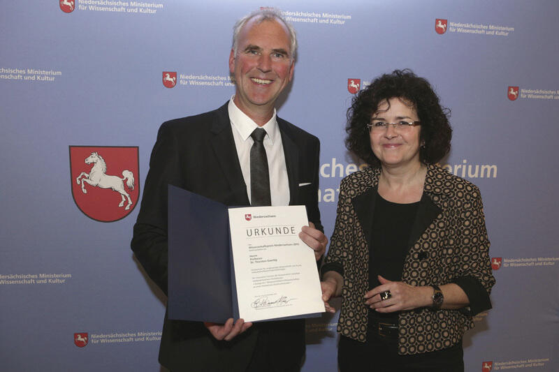 Wissenschaftsministerin Gabriele Heinen-Kljajic hat Prof. Dr. Thorsten Gaertig mit dem Wissenschaftspreis Niedersachsen 2015 in der Kategorie Hochschulen ausgezeichnet  © Franz Fender