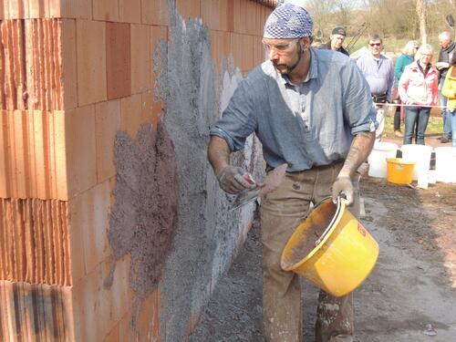 Maurermeister und Restaurator im Handwerk Alexander Fenzke bei der Demonstration zur Verarbeitung von Heißkalkmörtel zum Abschlusskolloquium des Projekts in Hundisburg  © Thomas Köberle 