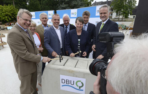 Grundsteinlegung Gruppenfoto © DBU/Hermann Pentermann