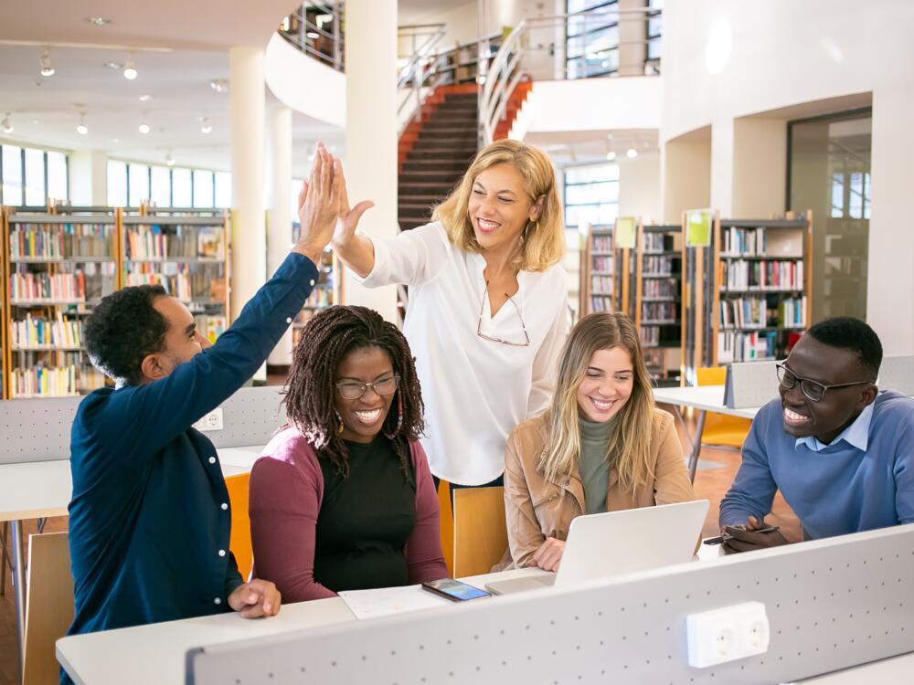 Projektziele sind unter anderem: Die Entwicklung von Unterrichtseinheiten, bei denen Lösungsansätze (statt Probleme) im Sinne ermutigender Fallbeispiele im Zentrum der Auseinandersetzung stehen.  &copy; Canva/Campus Production