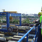 Angehende Speditionskaufleute auf einem Umschlagterminal &copy; IVT