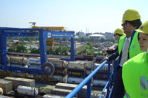 Angehende Speditionskaufleute auf einem Umschlagterminal &copy; IVT