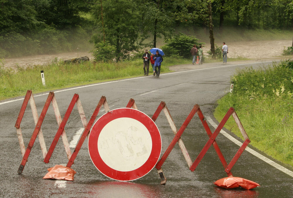 Straßensperrung Überflutung &copy; piclease/Iris Göde